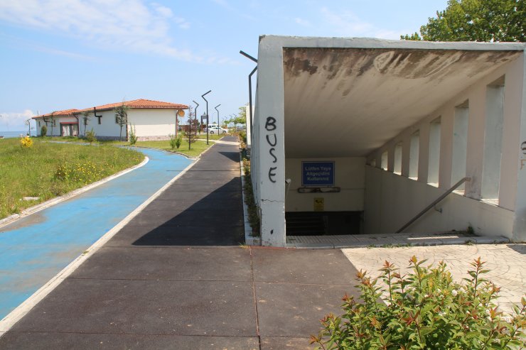 Alt geçide, çöp atan ve tuvaletini yapanların fotoğrafları asıldı