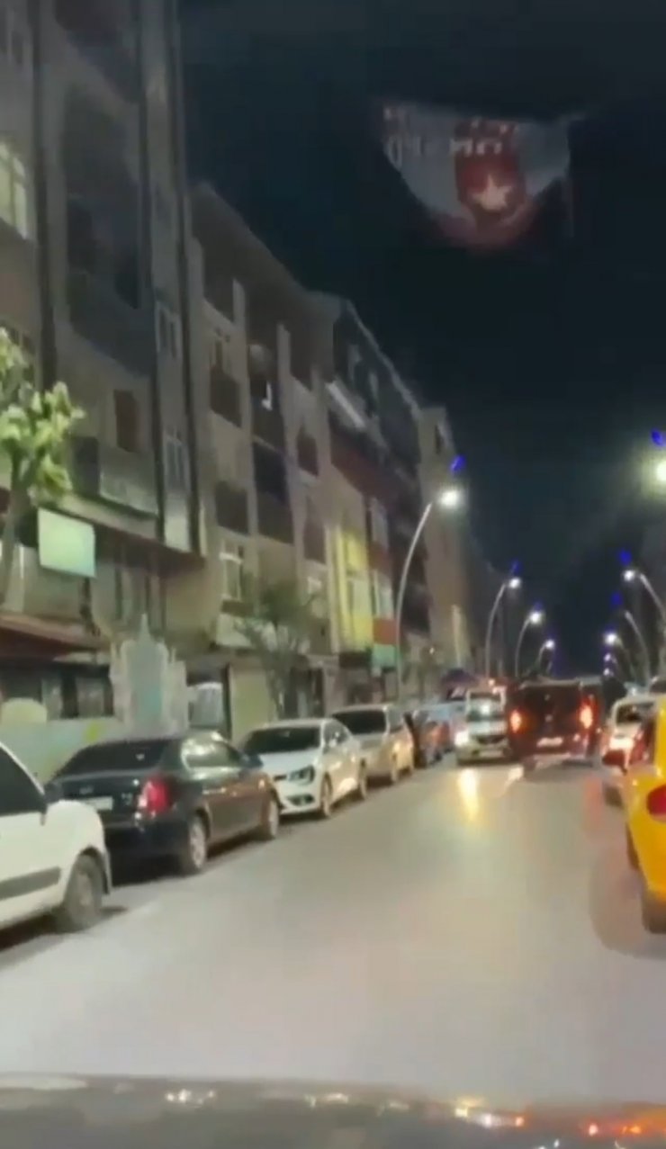 Asker konvoyundaki araç, park halindeki minibüse çarptı