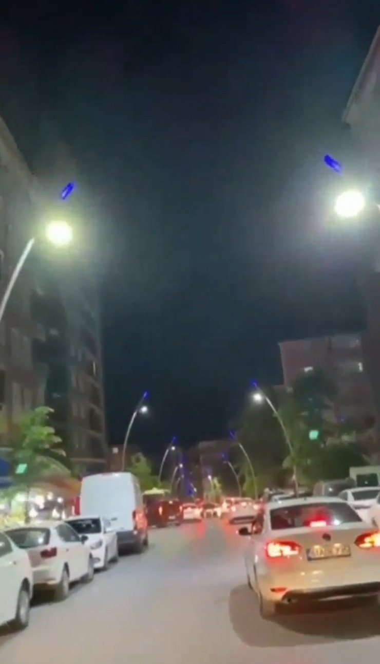 Asker konvoyundaki araç, park halindeki minibüse çarptı