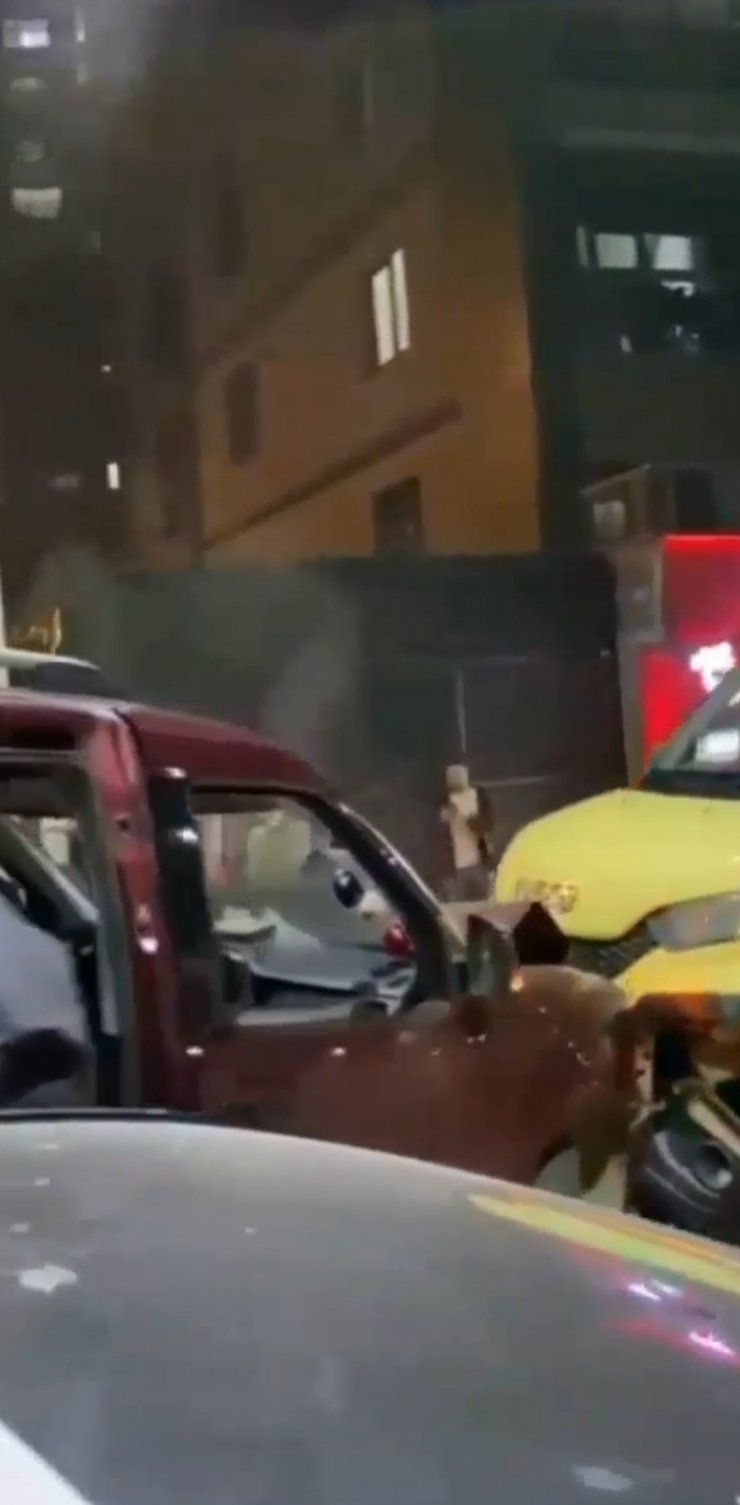 Asker konvoyundaki araç, park halindeki minibüse çarptı