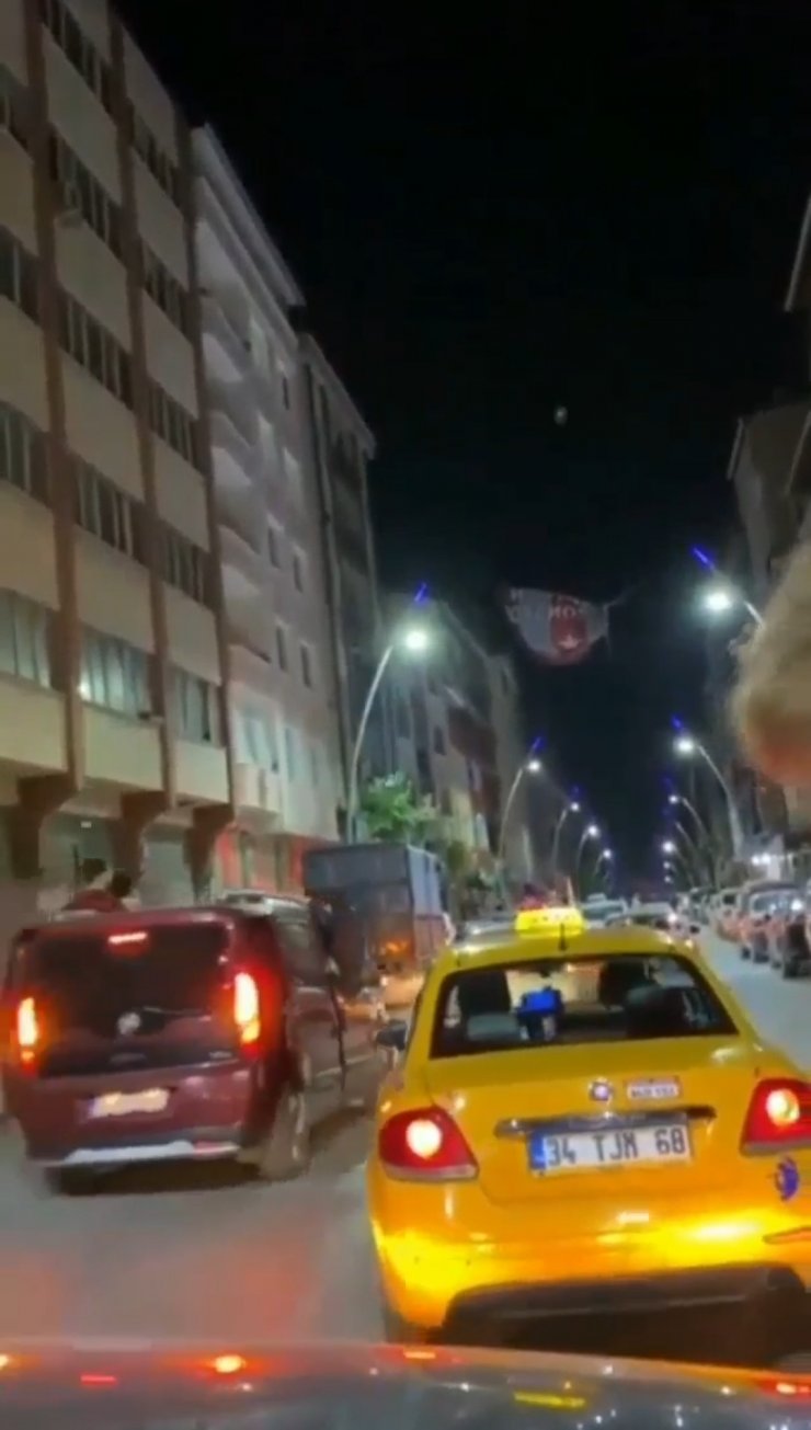 Asker konvoyundaki araç, park halindeki minibüse çarptı