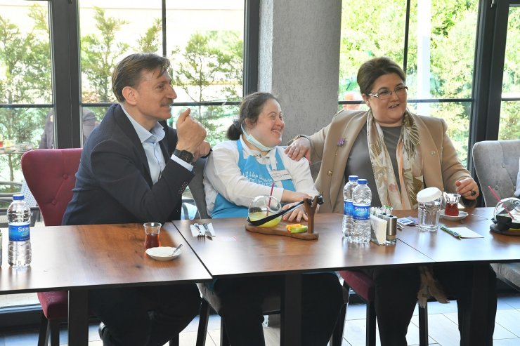 Bakan Yanık'tan down sendromlu gençlere ziyaret