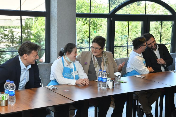 Bakan Yanık'tan down sendromlu gençlere ziyaret