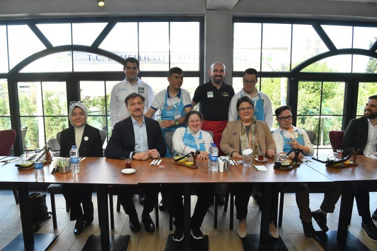 Bakan Yanık'tan down sendromlu gençlere ziyaret