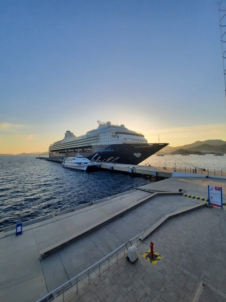 Bodrum'a sezonun 10'uncu yolcu gemisi geldi