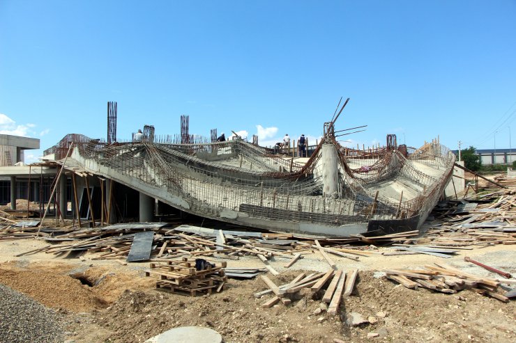 Bolu'da inşaatta beton dökülürken çökme