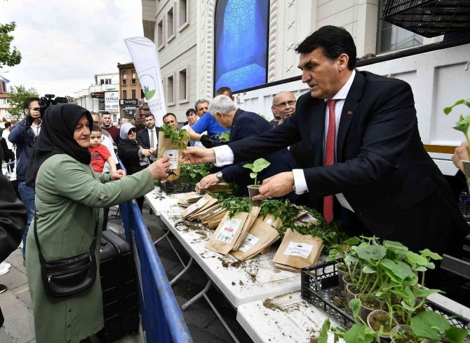 Bursa’da 12 meydanda 500 bin fide dağıtıldı