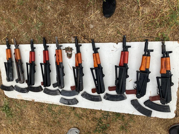 Çiftlikte kalaşnikoflar ele geçirildi, balkondan atlayan şüpheli ayağını kırdı