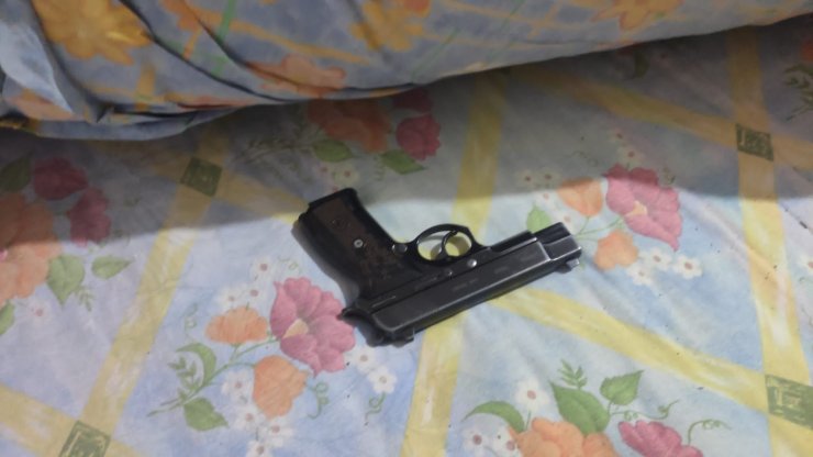 Çiftlikte kalaşnikoflar ele geçirildi, balkondan atlayan şüpheli ayağını kırdı
