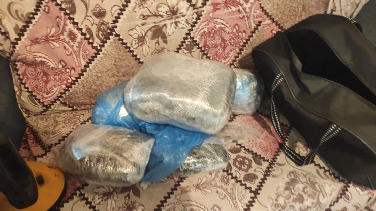 Çiftlikte kalaşnikoflar ele geçirildi, balkondan atlayan şüpheli ayağını kırdı