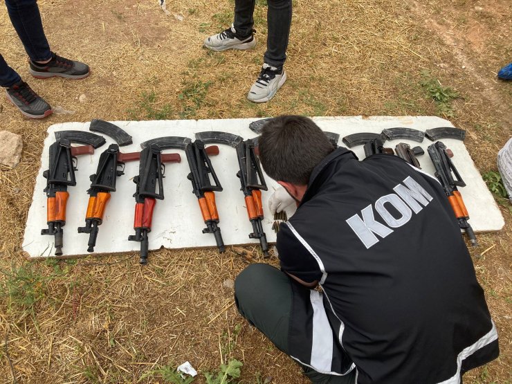 Çiftlikte kalaşnikoflar ele geçirildi, balkondan atlayan şüpheli ayağını kırdı
