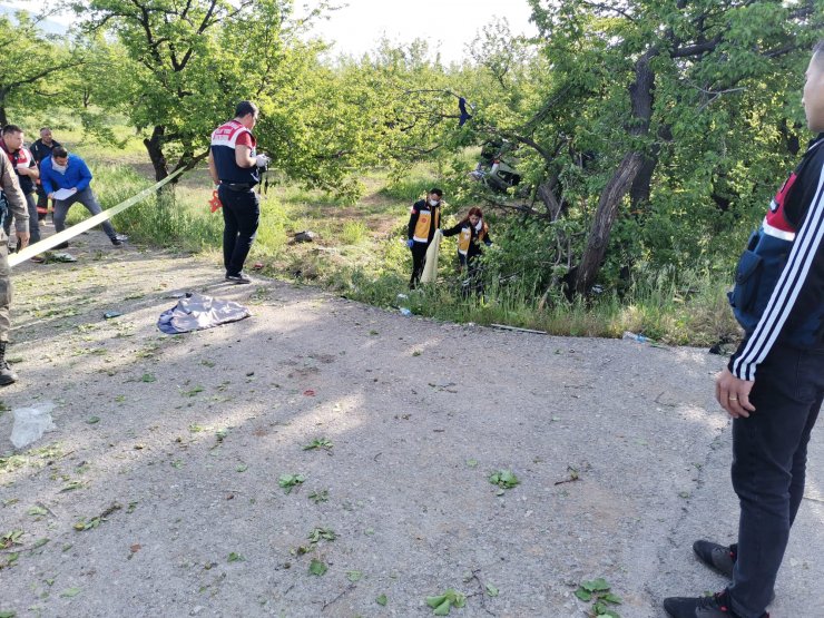Hafif ticari araç devrildi: 2'si bebek 3 ölü, 3 yaralı