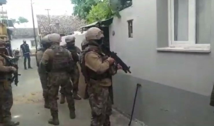 İzmir'de uyuşturucu operasyonu: 69 gözaltı
