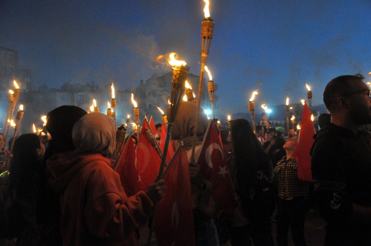 Karaman'da 7 bin kişi meşalelerle sokakta