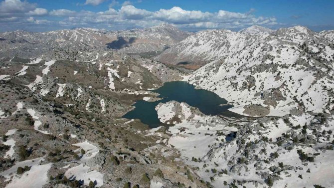 Karlar eridi Karagöl hayran bıraktı