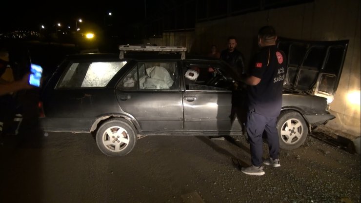 Kırıkkale'de otomobil fabrika duvarına çarptı