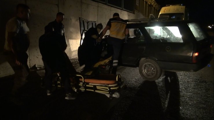 Kırıkkale'de otomobil fabrika duvarına çarptı