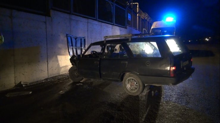 Kırıkkale'de otomobil fabrika duvarına çarptı