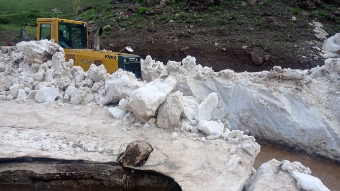 Mayıs ayında kar temizleme çalışmaları devam ediyor