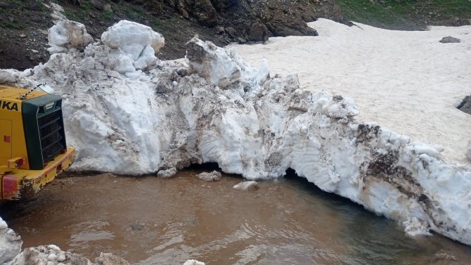 Mayıs ayında kar temizleme çalışmaları devam ediyor