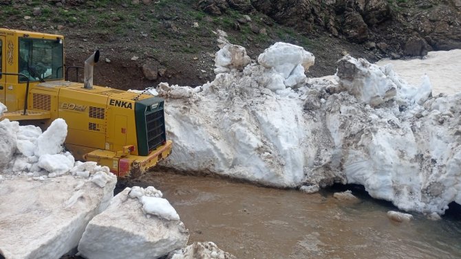 Mayıs ayında kar temizleme çalışmaları devam ediyor