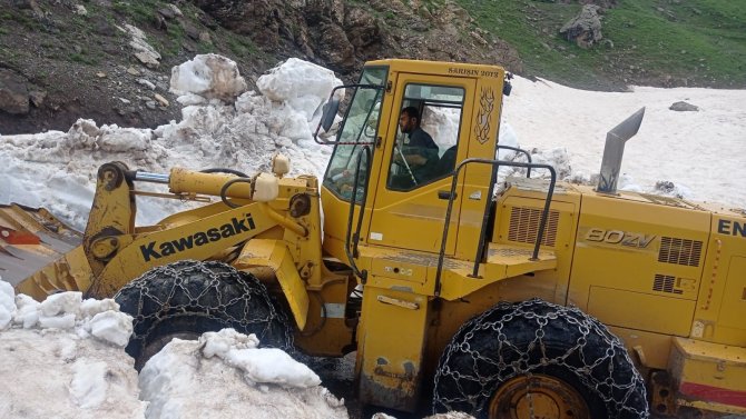 Mayıs ayında kar temizleme çalışmaları devam ediyor