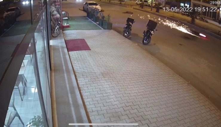 Motosikletlinin bisiklete çarptığı kaza kamerada