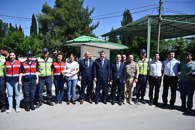 Osmaniye’de motosiklet sürücülerine kask dağıtıldı