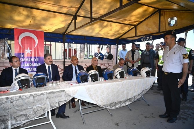 Osmaniye’de motosiklet sürücülerine kask dağıtıldı