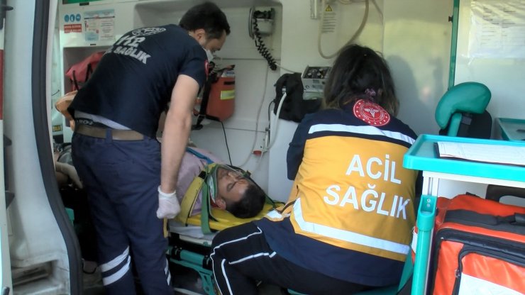 Otobüse çarpan otomobildeki anne öldü baba ve çocuk yaralandı