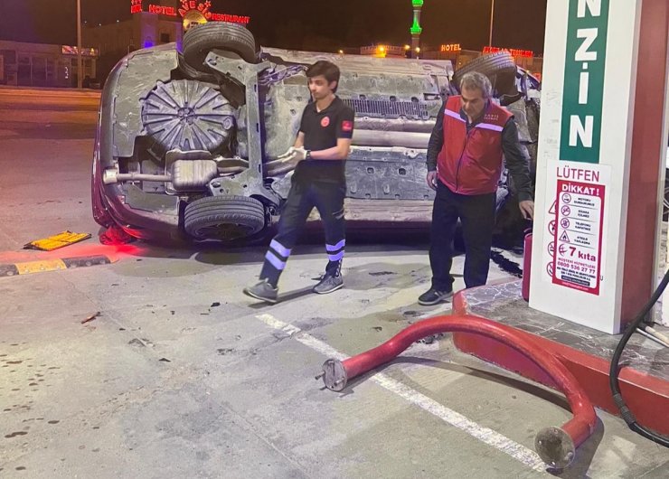 Otomobil, akaryakıt istasyonuna daldı: 3 yaralı