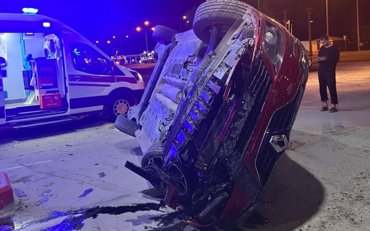 Otomobil, akaryakıt istasyonuna daldı: 3 yaralı