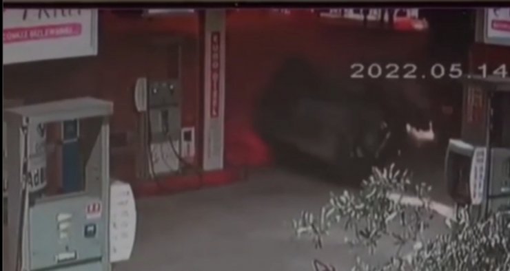 Otomobil, akaryakıt istasyonuna daldı: 3 yaralı