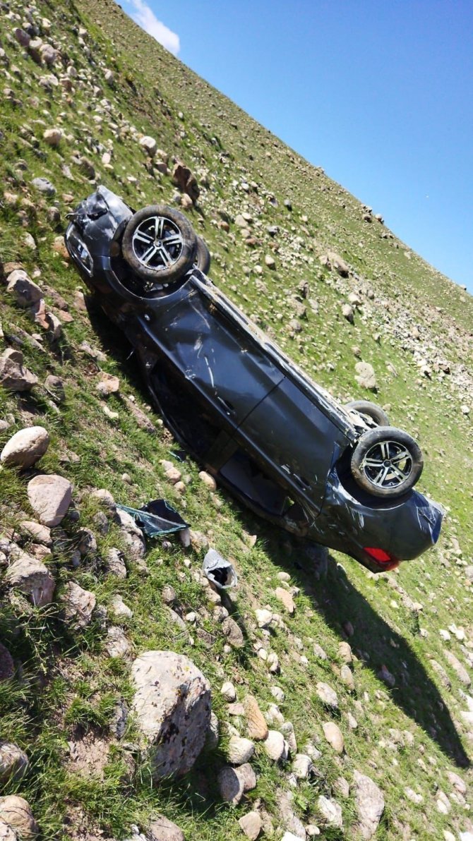 Otomobil uçuruma yuvarlandı, 6 yaralı