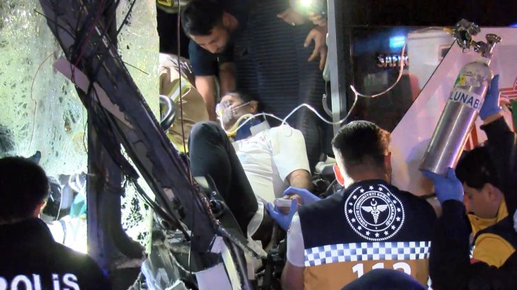 Park halindeki TIR'a arkadan çarpan otobüsün sürücüsü direksiyonda sıkıştı