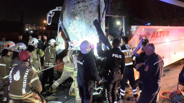 Park halindeki TIR'a arkadan çarpan otobüsün sürücüsü direksiyonda sıkıştı