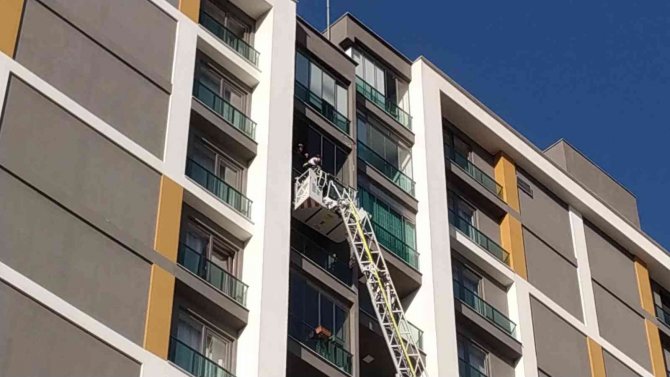 Sinir krizi geçirip bıçakla evin kapısına dayandı, polis güçlükle ikna etti