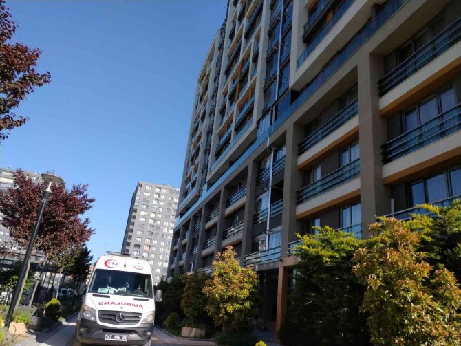 Sinir krizi geçirip bıçakla evin kapısına dayandı, polis güçlükle ikna etti