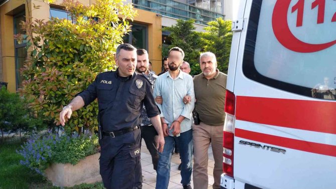 Sinir krizi geçirip bıçakla evin kapısına dayandı, polis güçlükle ikna etti