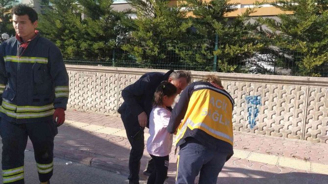 Sinir krizi geçirip bıçakla evin kapısına dayandı, polis güçlükle ikna etti