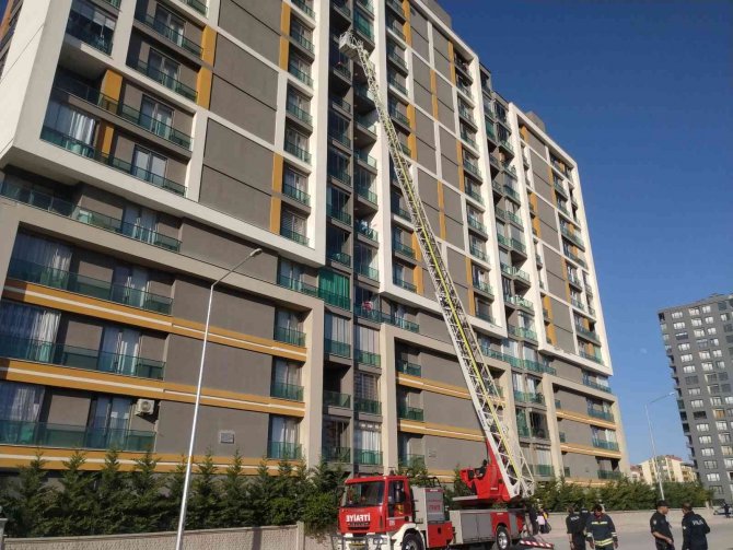 Sinir krizi geçirip bıçakla evin kapısına dayandı, polis güçlükle ikna etti