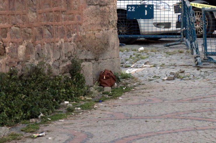 Şüpheli çanta fünye ile patlatıldı