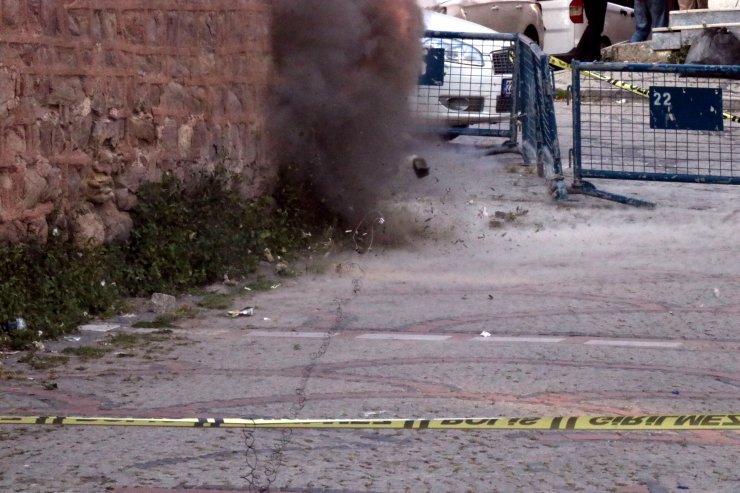 Şüpheli çanta fünye ile patlatıldı