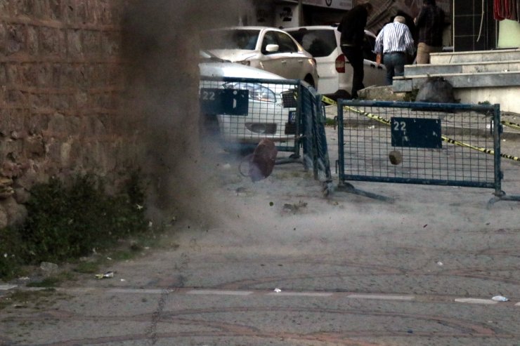 Şüpheli çanta fünye ile patlatıldı