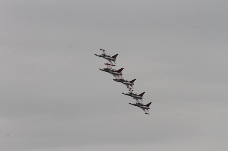 Türk Yıldızları'nın gösterisi nefes kesti