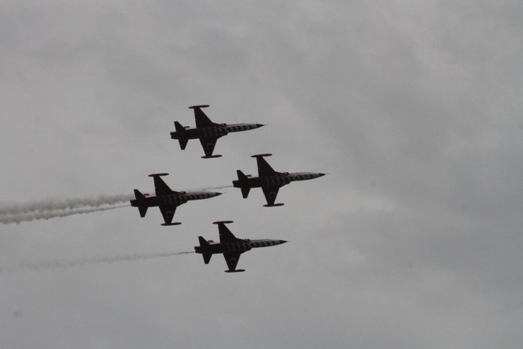 Türk Yıldızları'nın gösterisi nefes kesti