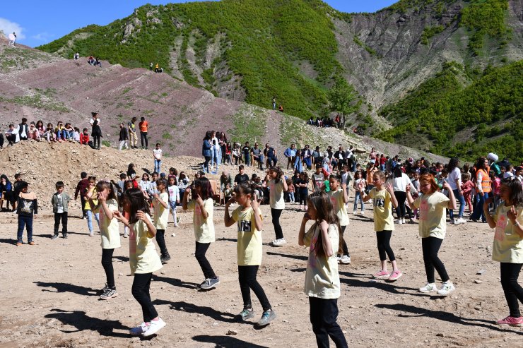 Uludere’de uçurtma şenliği; askerler ile halk halay çekti