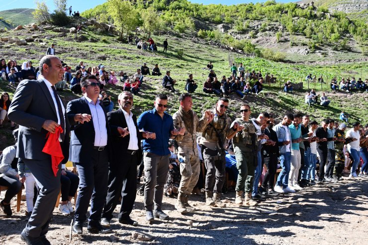 Uludere’de uçurtma şenliği; askerler ile halk halay çekti