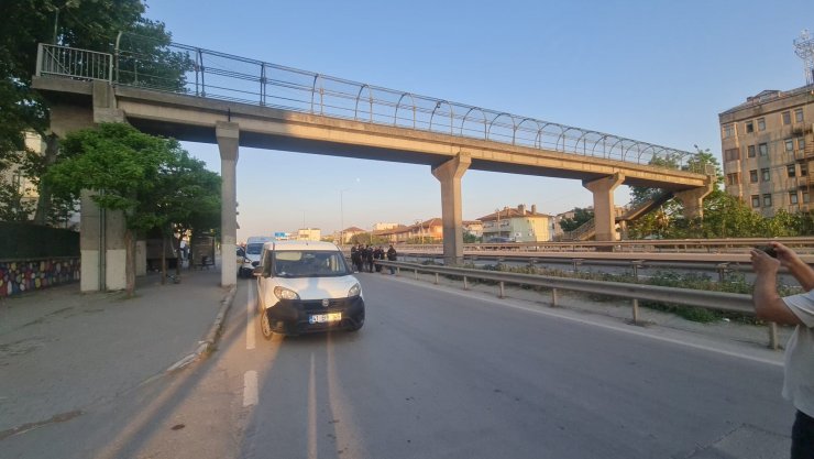 Üstgeçitte bacağından vuruldu