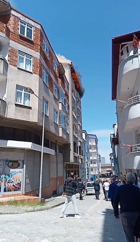 Yangına uykusunda yakalanan çocuğu mahalleli kurtarıldı